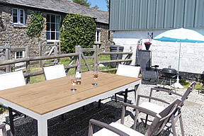 Granary Cottage - patio area