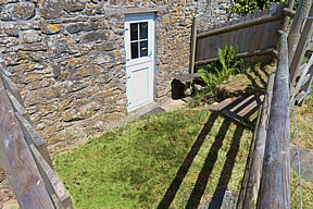 Granary Cottage - fenced area by back door